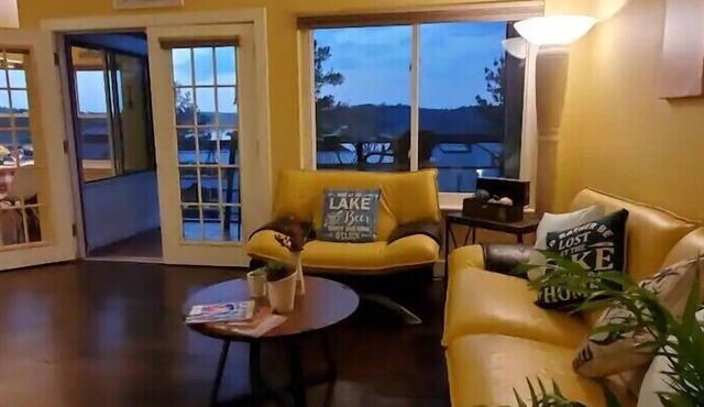 Tranquility Villa by the lake with green backyard. Free wifi, kayaks, bike, pool