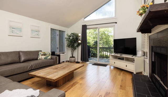 Tranquility with Hot Tub! 5 min walk to beach