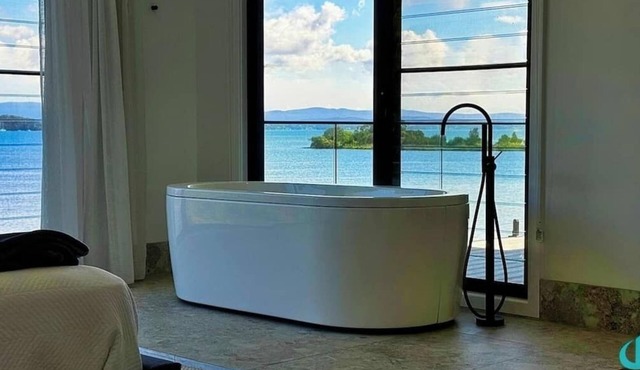 Tranquillity on the Lake – Absolute Lakefront With Pool, Sleeps 8