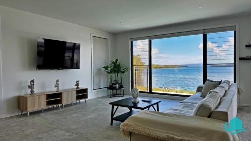 Tranquillity on the Lake, Absolute Lakefront With Pool