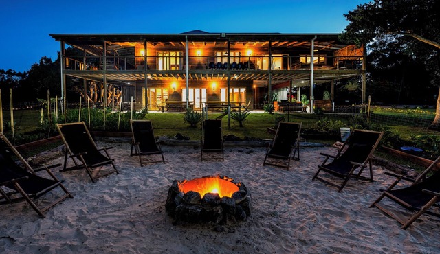 Tranquilo Beach House Beachfront Retreat for 12 Pool Wildlife Accessibility