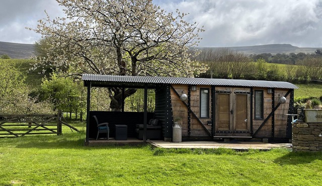 Transformed Railway Wagon- Sleeps2-Garden-Firepit