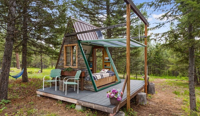 Transforming, Pet-friendly A-frame Cabin + Hot Tub near Missoula, Montana