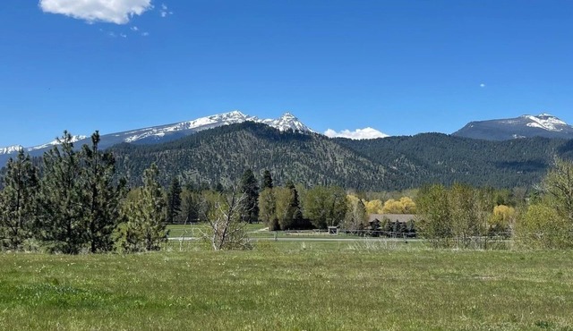 Trapper view bench-top bungalow with privacy and lots of space. RV hook-ups!