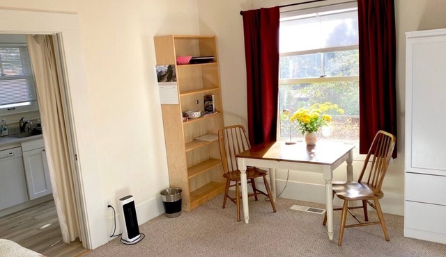 Traquil refuge 1 bedroom guesthouse in wonderful Sebastopol