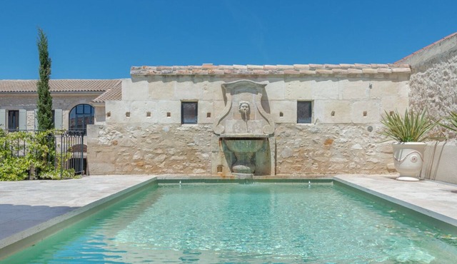 Trational and provencal farmhouse with heated pool and jacuzzi in Provence