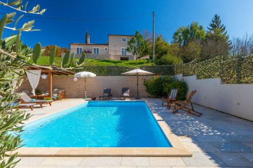 Traumhafte Finca mit Tischtennis, Spielplatz, Basketballplatz, Privatpool, Outdoor-Kueche