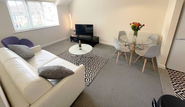 Travaal.©om – 2 Bedroom Apartment – Farnborough