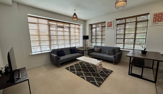 Travaal.com - FREE-WIFI-NETFLIX-PARKING - 2 Bedroom Apartment - Farnborough