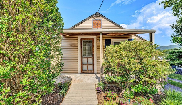 Travel Nurse? Med Resident? Rural Cottage 3 miles from Roanoke Memorial Hospital