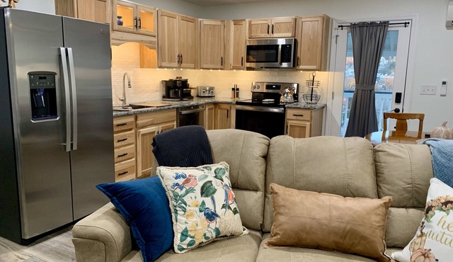 Travel Nurses: Charming 2-bedroom hillside haven near PSU