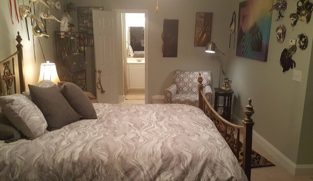 Travel Nurses/Healthcare Professionals upstairs bedroom.