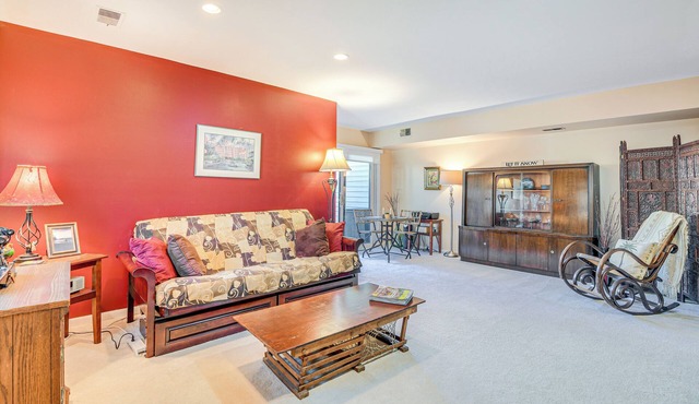 Travel Nurses Welcome! Quaint Alexandria Condo