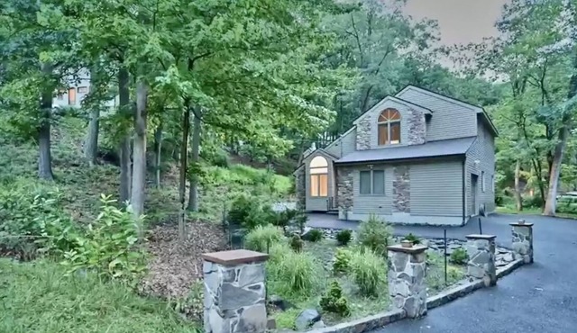 TRAVEL NURSES WELCOME/ Bushkill- Poconos home in Gated community