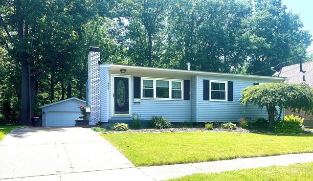 Travel Professionals Towpath Cottage Retreat Pet-Friendly Canal Home Fenced Yard