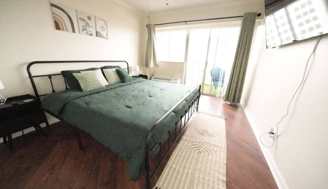 Travel Professionals. Parking Included. Pet friendly. Downtown!