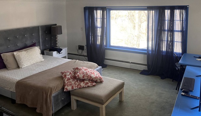 Travel/Remote Work Here. Riverview Private Room