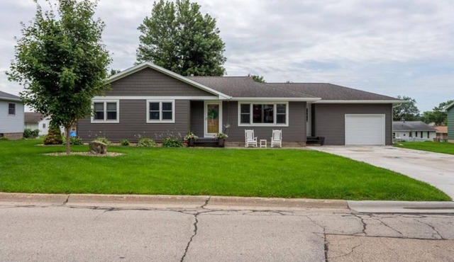 Travel Team Retreat: Fabulous 4-bedroom house with AC in charming Dyersville