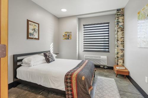 Travel themed group suite near Route 66