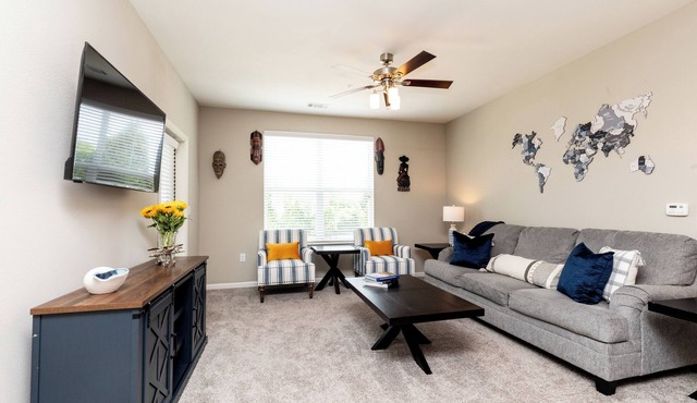 Traveler's Oasis/Walk to Bridge Street/Modern 2BR Luxury w/Free Parking