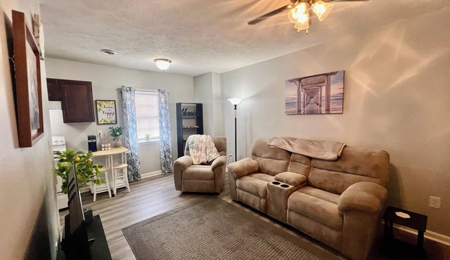 Travelers Cove upstairs 1-bedroom apartment Richmond near EKU with WiFi, AC