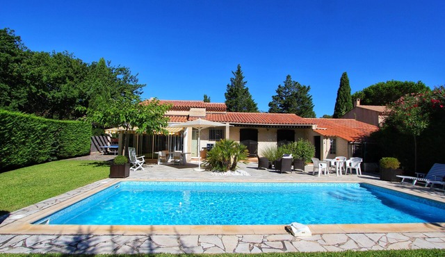 Traveler’s Favorite Villa with Private Pool – Walk to the Beach, Labvandou