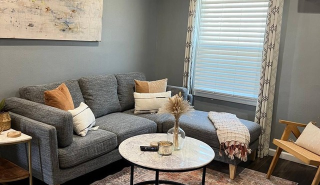 Traveler’s Pick: Cozy, Near Beach & Dtwn + Prkg