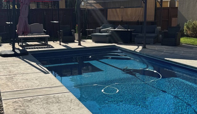 Traveling Nurse. Furnished Bedroom with Pool, Cabana, Loft