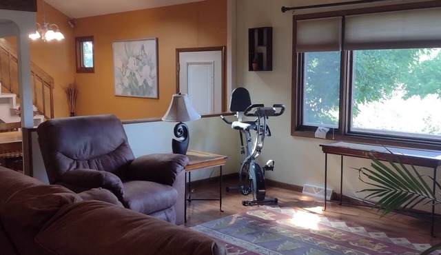 Traveling RN's - Jacuzzi tub and Only 5 blocks to St Clare Hospital