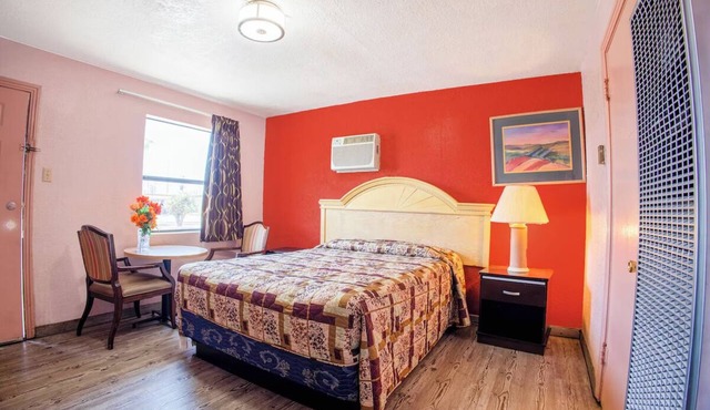 Traveling Solo? Budget Queen Room Near Carolina Park – No-Stress Rooms