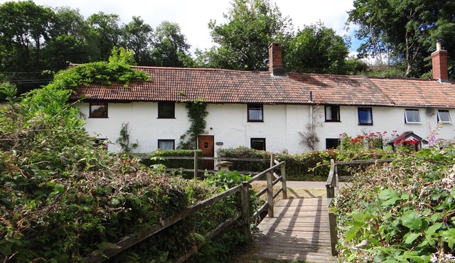 TRAVELLERS REST, pet friendly, with open fire in Wheddon Cross