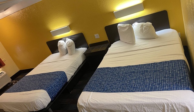 Travelodge by Wyndham Benton Harbor MI