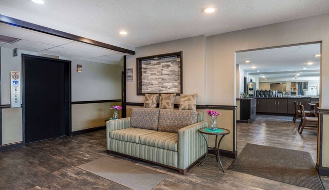 Travelodge by Wyndham Brooklyn Center