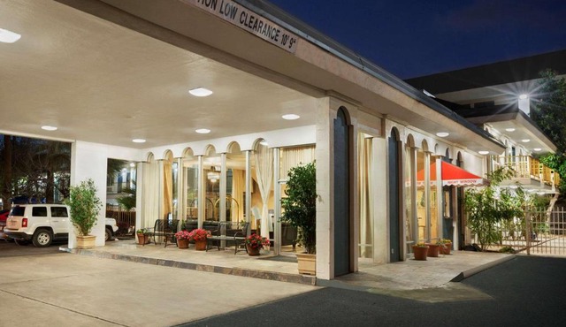 Travelodge by Wyndham Bakersfield