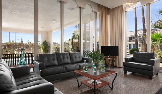 Travelodge by Wyndham Bakersfield