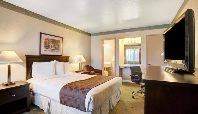 Travelodge by Wyndham Everett City Center