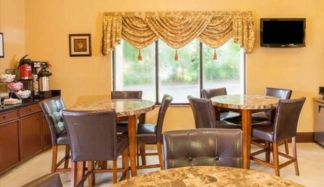Travelodge by Wyndham Fort Myers Airport