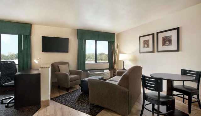 Travelodge by Wyndham Livonia