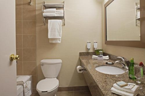 Travelodge by Wyndham Oshawa Whitby