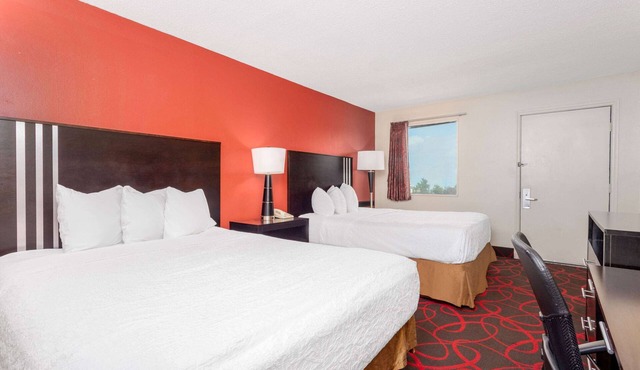Travelodge by Wyndham Richmond IN
