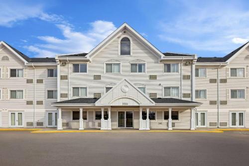 Travelodge Suites by Wyndham Regina - Eastgate Bay