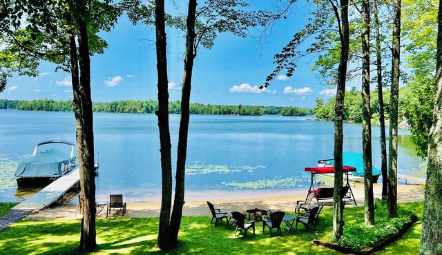 Traverse City Lake Front w/Fireplace, Sauna, & Kayaks. Dogs welcome. June Avail