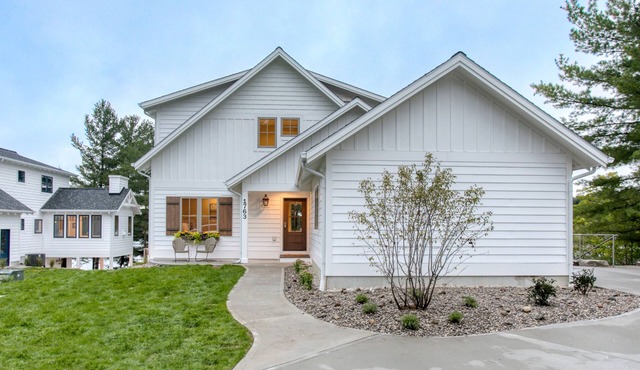 Traverse City Lakemore Resort, New Luxury Lakefront Home on Arbutus Lake