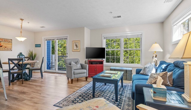 Traverse City, Michigan - Blue Heron Condo - Walk to the beach and Downtown