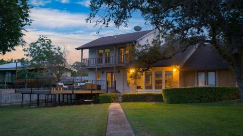 Travis by AvantStay Waterfront Lake Retreat