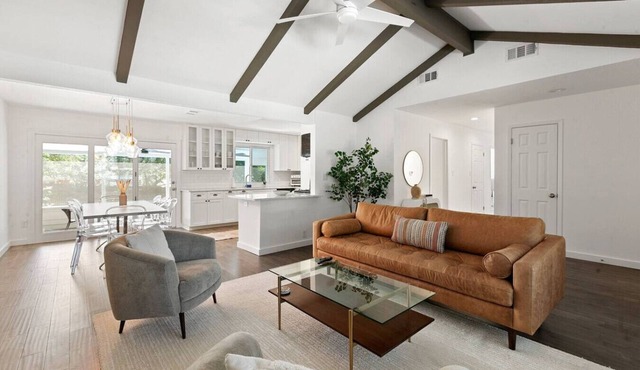 Travis Heights Home: Pool & walk to S. Congress