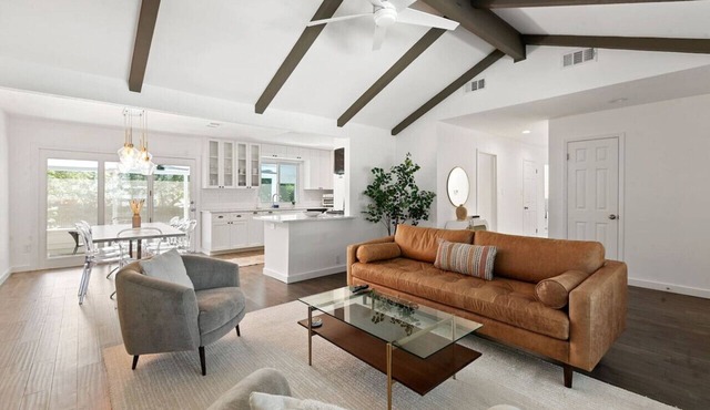 Travis Heights Oasis: Pool & walk to S. Congress