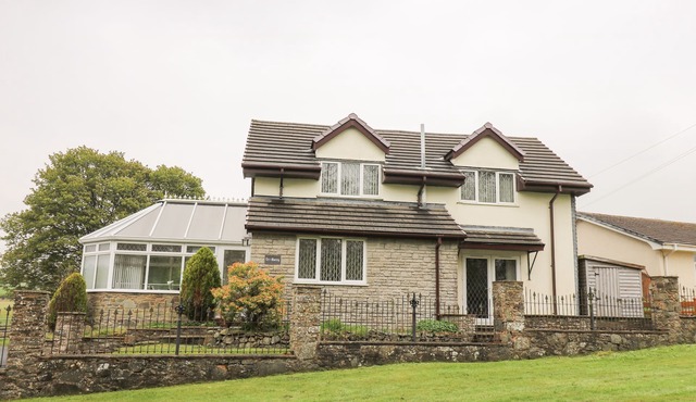 TRE GARREG, pet friendly, country holiday cottage in Rhayader