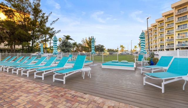 Treasure Island 2BR Condo w W/D & Pool Access