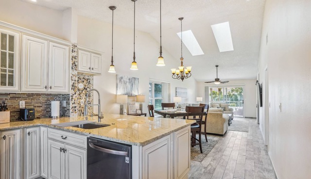 Treasure Island Retreat- Gulf Coast Relaxation Awaits!